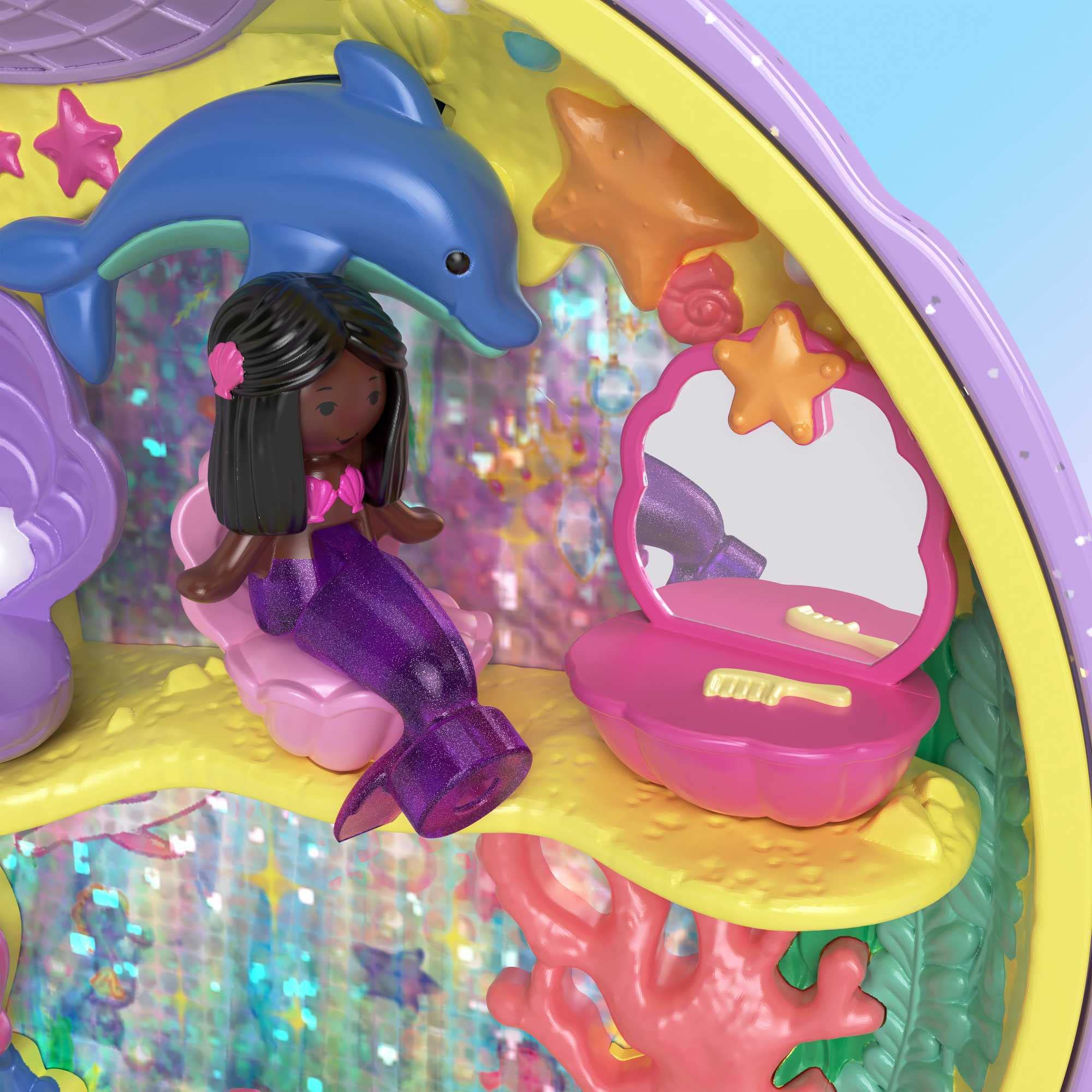 Polly Pocket Mermaid Dreams clam reveals a pearl ring for keepsakes.