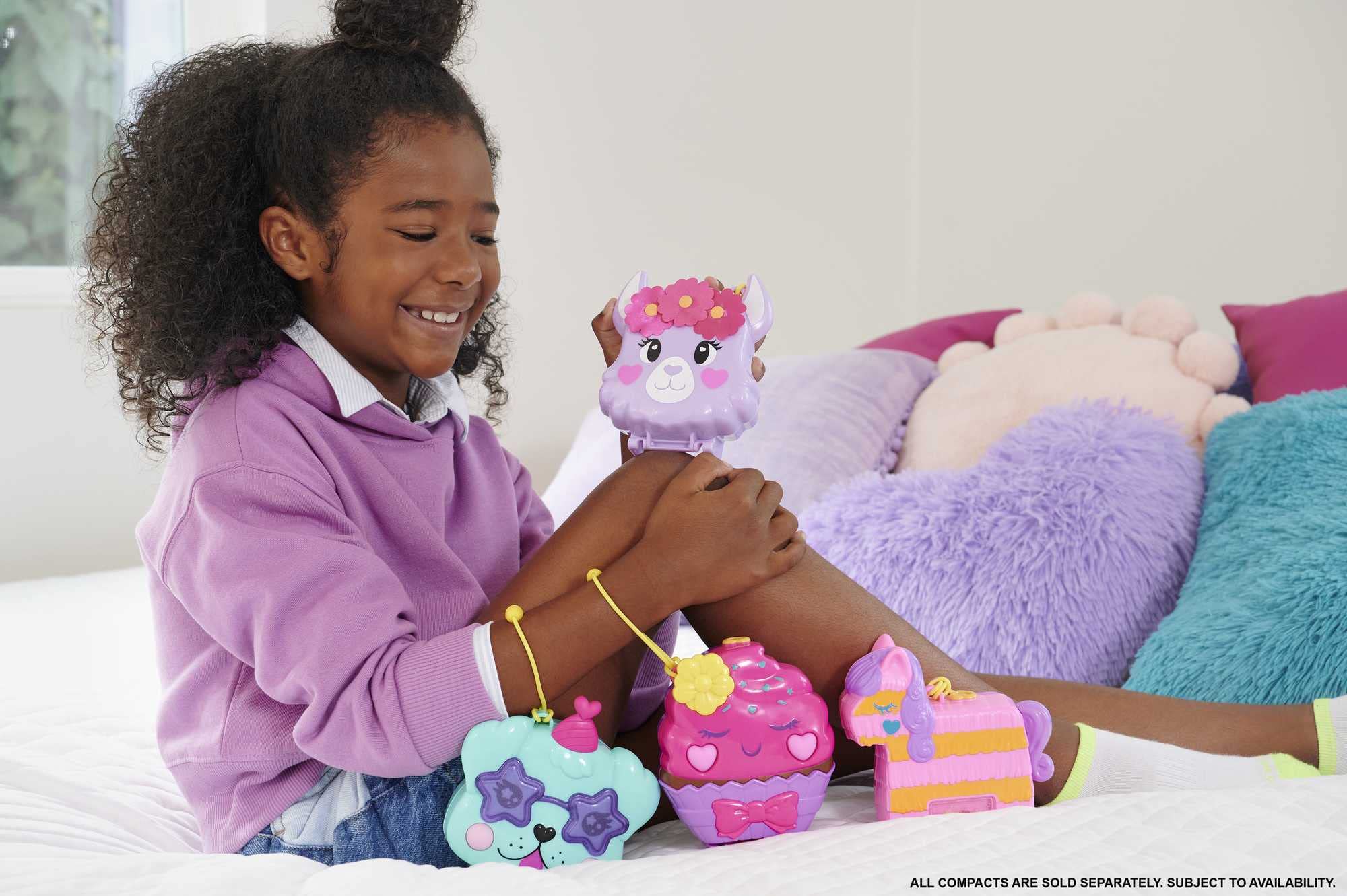 Polly Pocket Sparkle Cove shooting-star wave maker demonstrates interactive water play and waves.