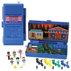 Polly Pocket Stranger Things compact walkie-talkie exterior opens to dual worlds for imaginative play.