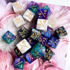 QiAN SiMAi glittery resin D6 dice add visual flair to game nights.