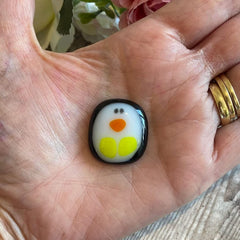 Qitiieli resin penguin compact size, suitable for pockets or bags.