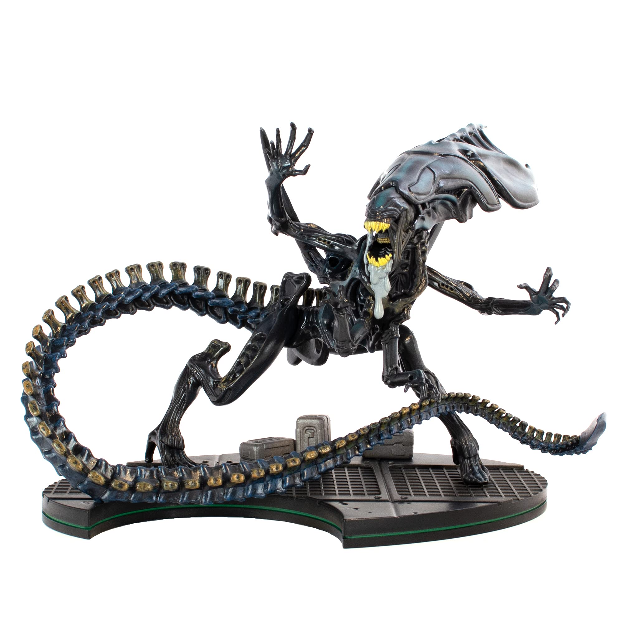 QMx Alien Queen Q-Fig Max Elite Diorama stand shows imposing presence for display