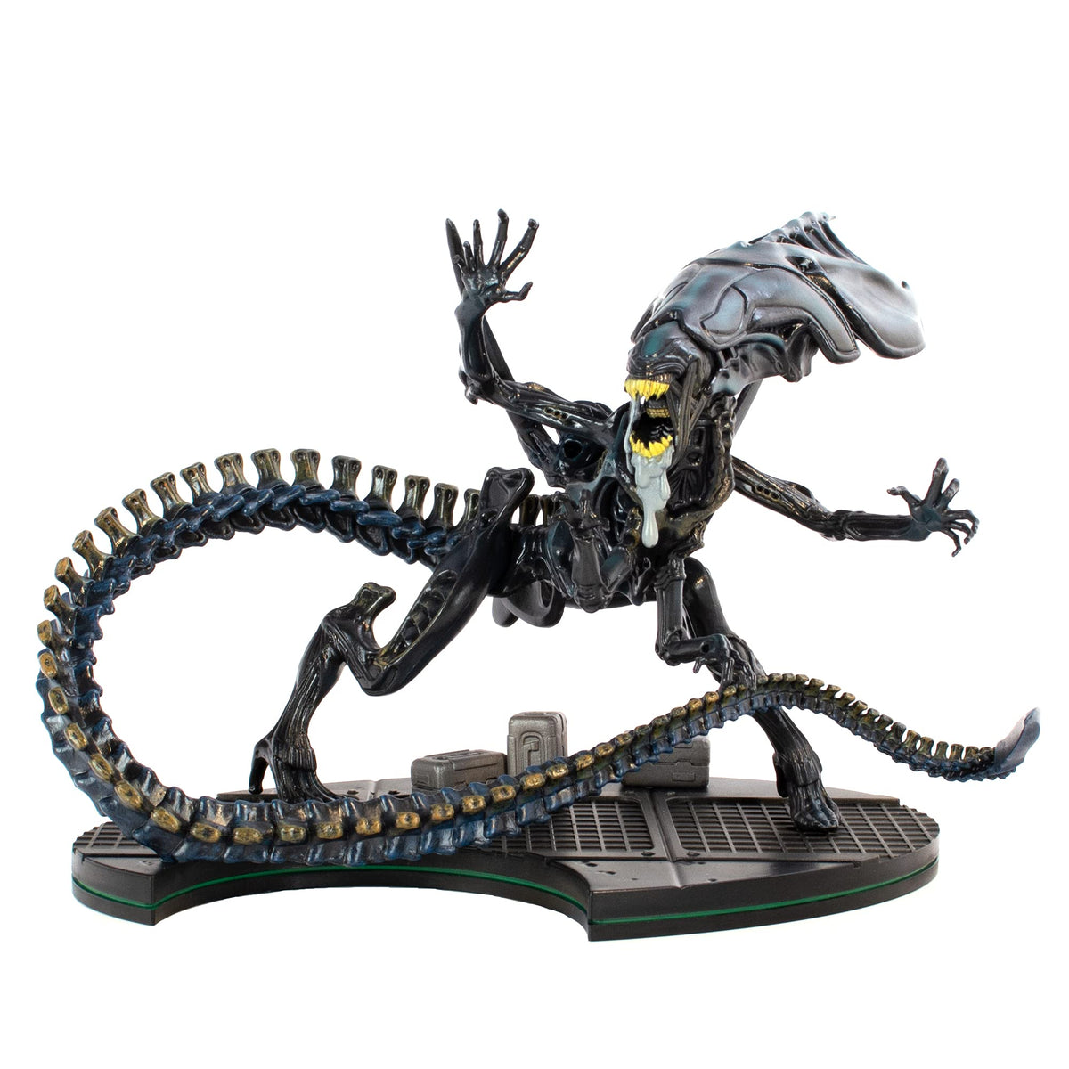 QMx Alien Queen Q-Fig Max Elite Diorama stand shows imposing presence for display