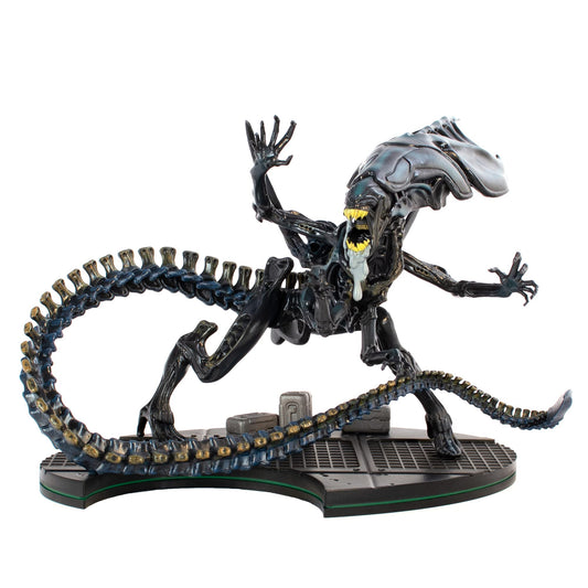 QMx Alien Queen Q-Fig Max Elite Diorama stand shows imposing presence for display
