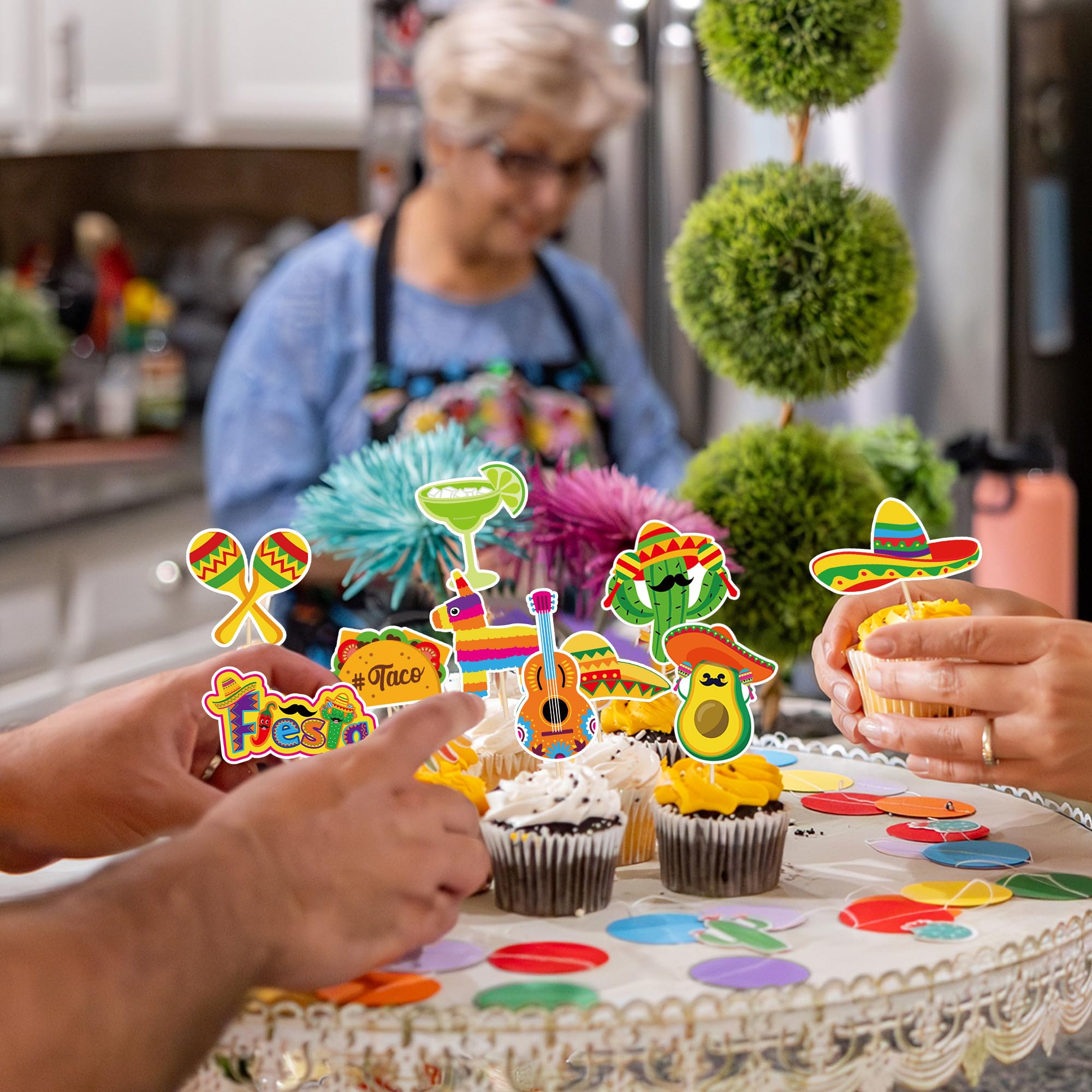 QZYL pinata topper sparks fiesta vibes on cakes.