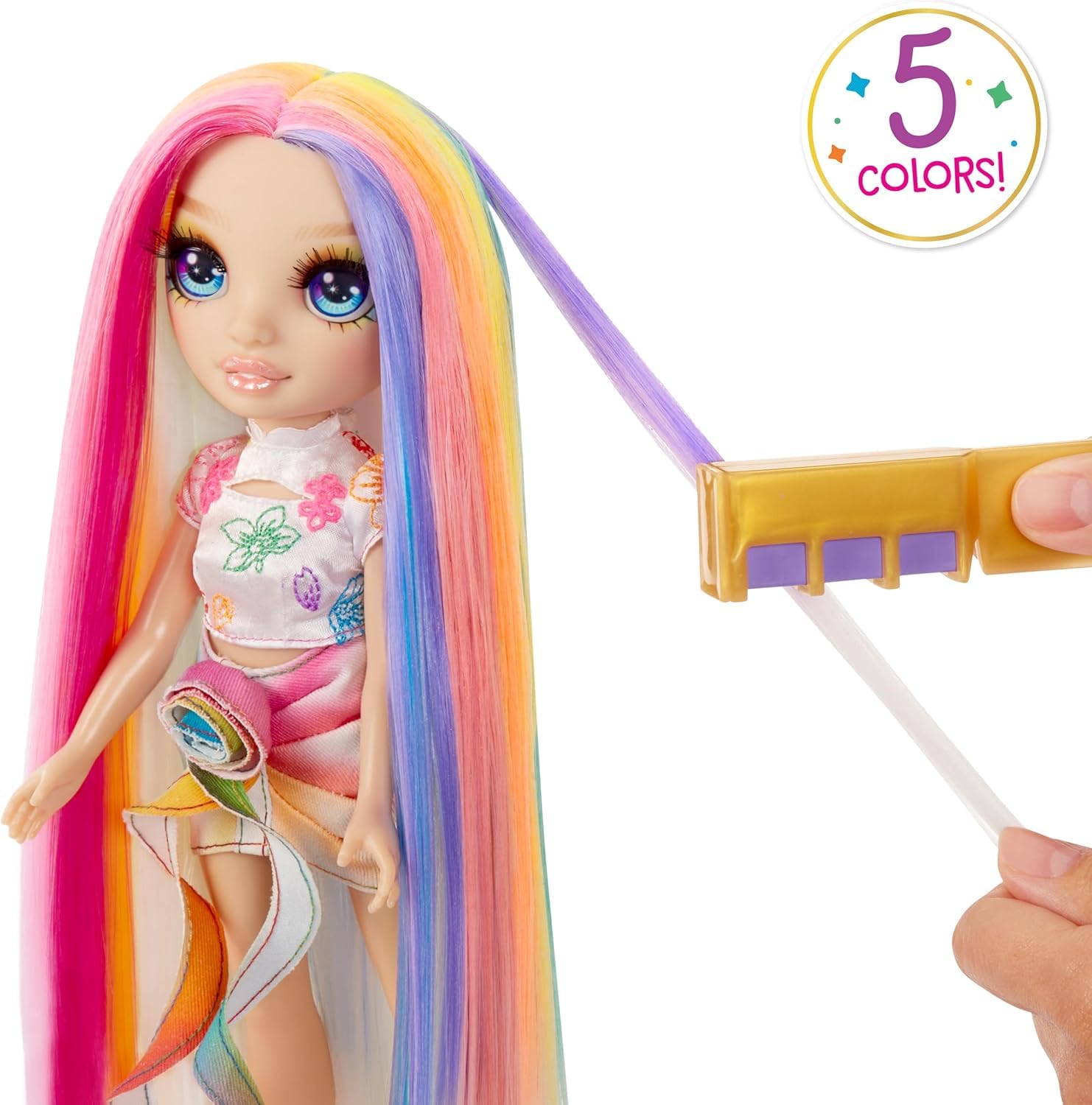 Rainbow High Amaya applying washable chalk to hair for colorful looks