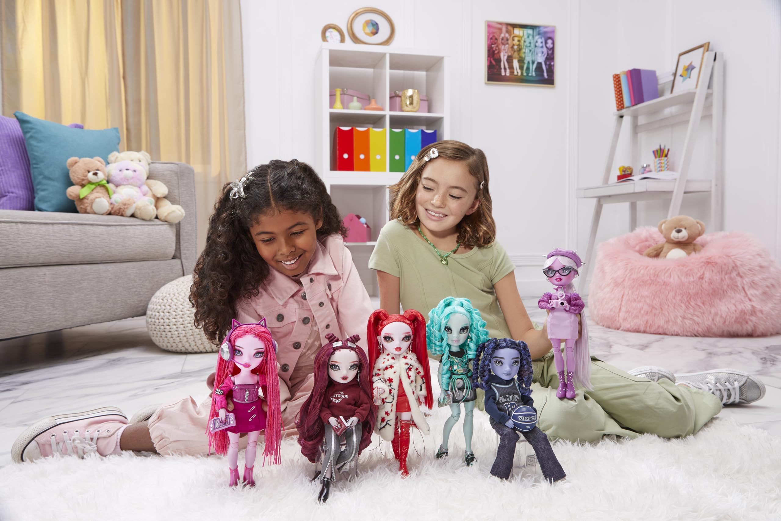 Rainbow High Shadow High Oliver doll stand and gift-ready packaging.