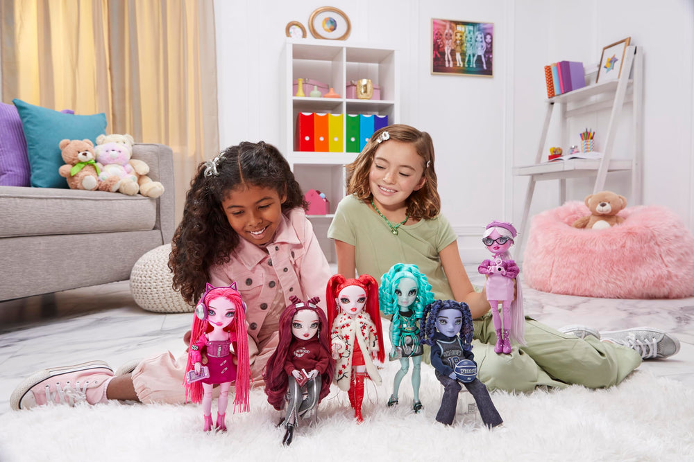 Rainbow High Shadow High Oliver doll stand and gift-ready packaging.