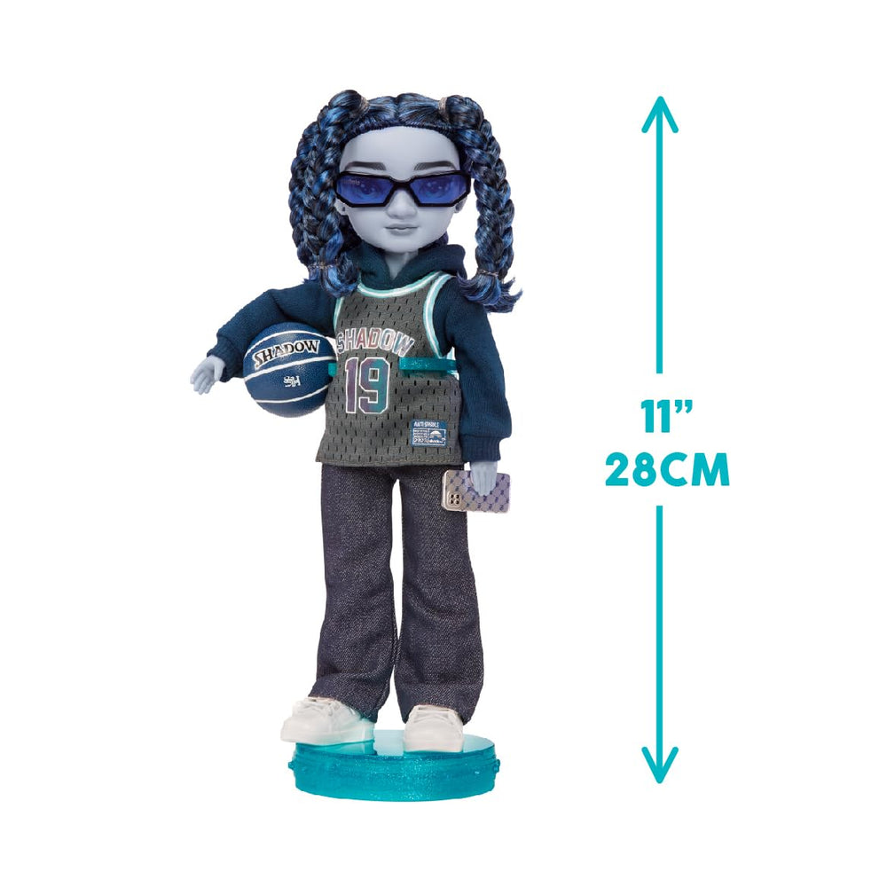 Rainbow High Shadow High Oliver blue jeans and sneakers for action-packed pretend adventures.