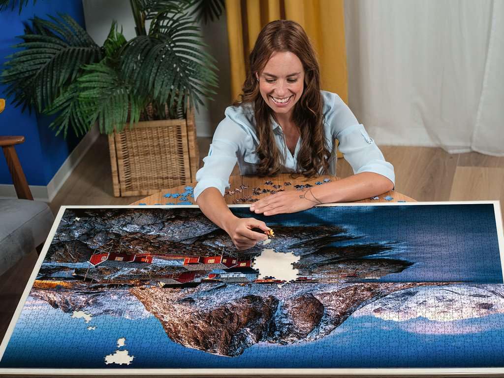 Ravensburger Hamnoy glare-free finish on linen paper with rich color.