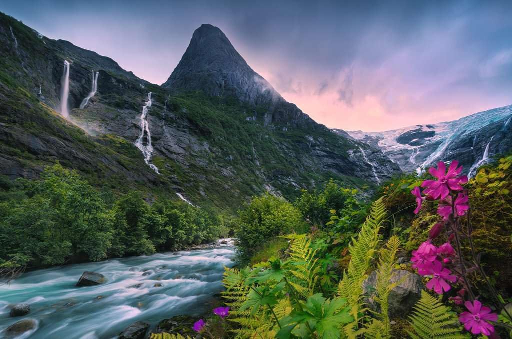 Ravensburger Stunning Mountain Vibes: glacial rivers scene helps long, relaxing puzzling sessions with friends.