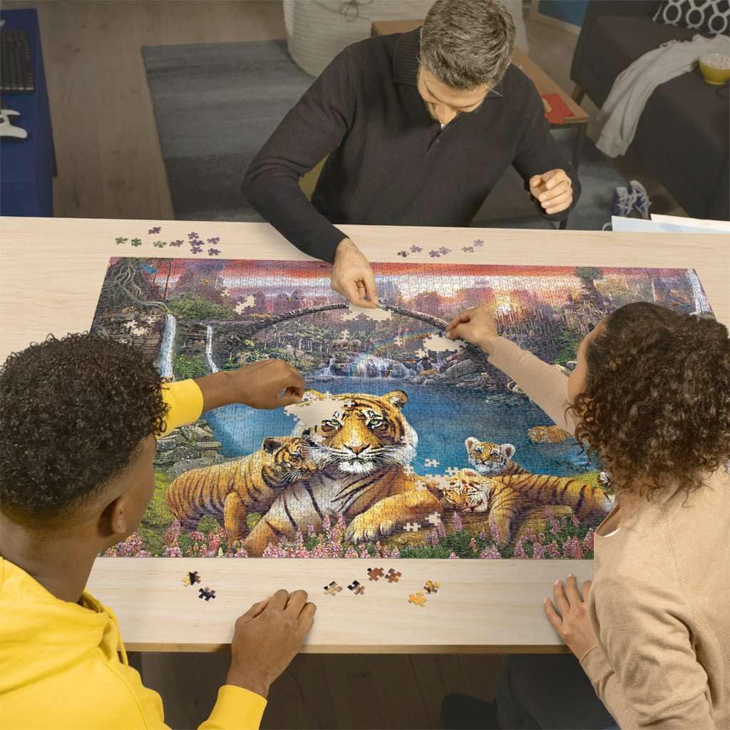 Ravensburger Tigers in Paradise: tropical forest with wildlife, ideal for mindful, screen-free evenings.