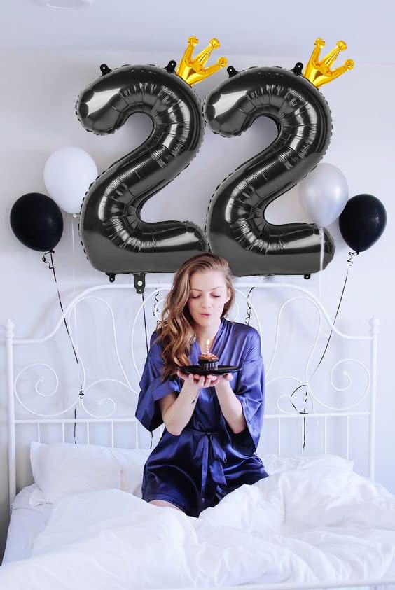 Reavor helium-compatible foil balloon floats as a centerpiece display