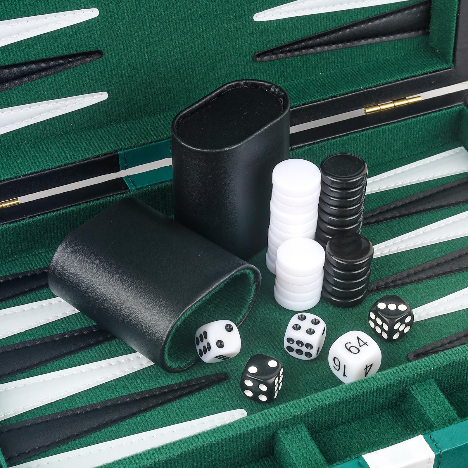 RERIVER standard dice included with the set for classic play.