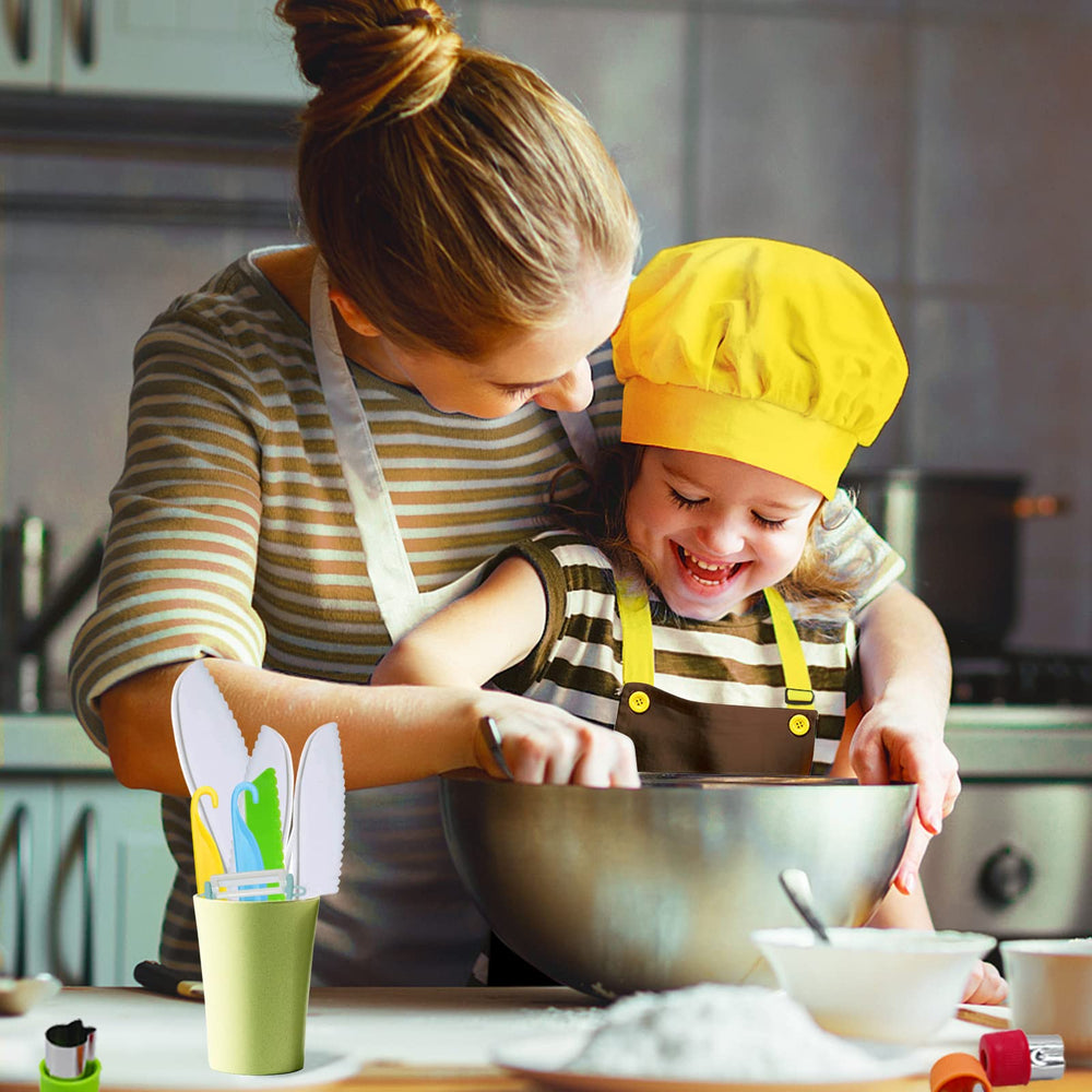 RISICULIS cake scrapers and demolding knife simplify decorating and clean-up during fun baking.