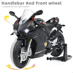 Risopen Ducati V4S 1:12 model – detail tank closeup showcases premium materials.