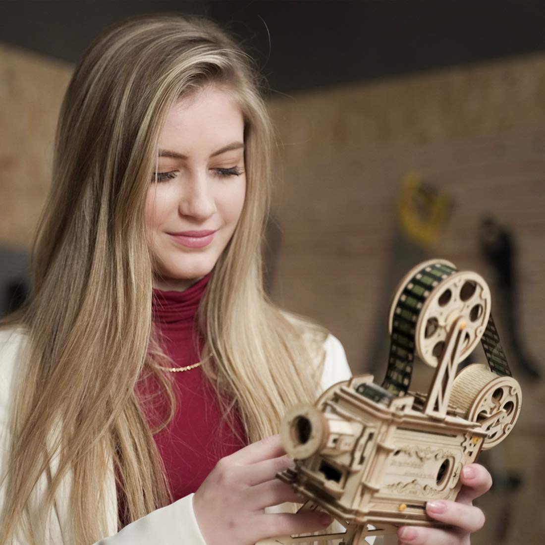 ROKR Vitascope crank play demonstrates hands turning and projector starting