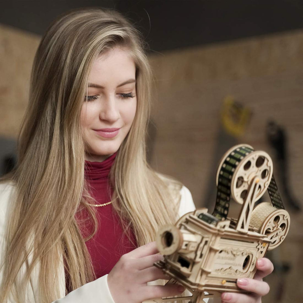 ROKR Vitascope crank play demonstrates hands turning and projector starting
