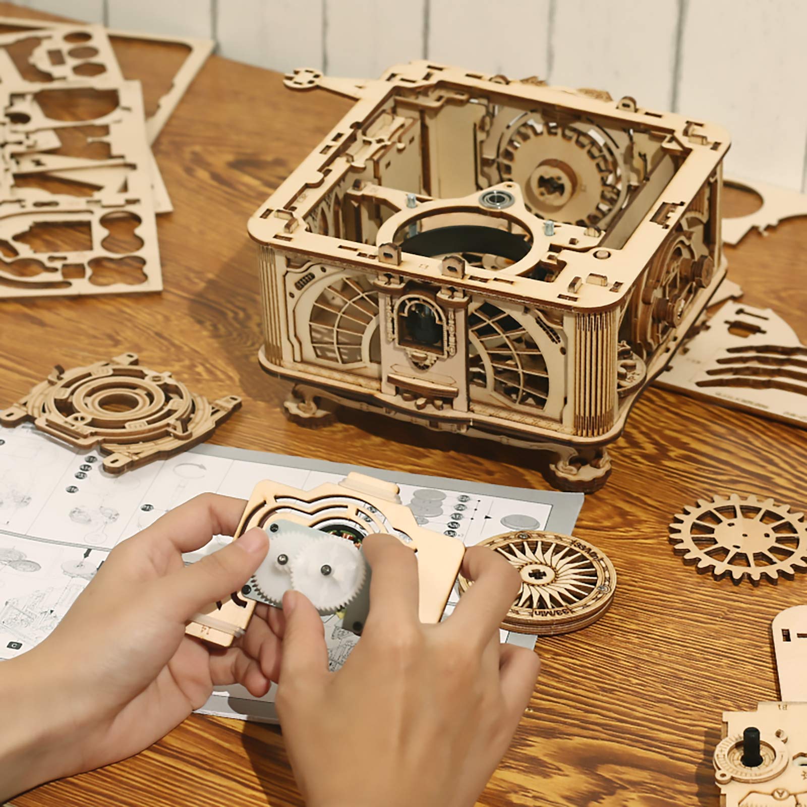 Rowood Gramophone finished display highlights a stylish wooden music centerpiece.