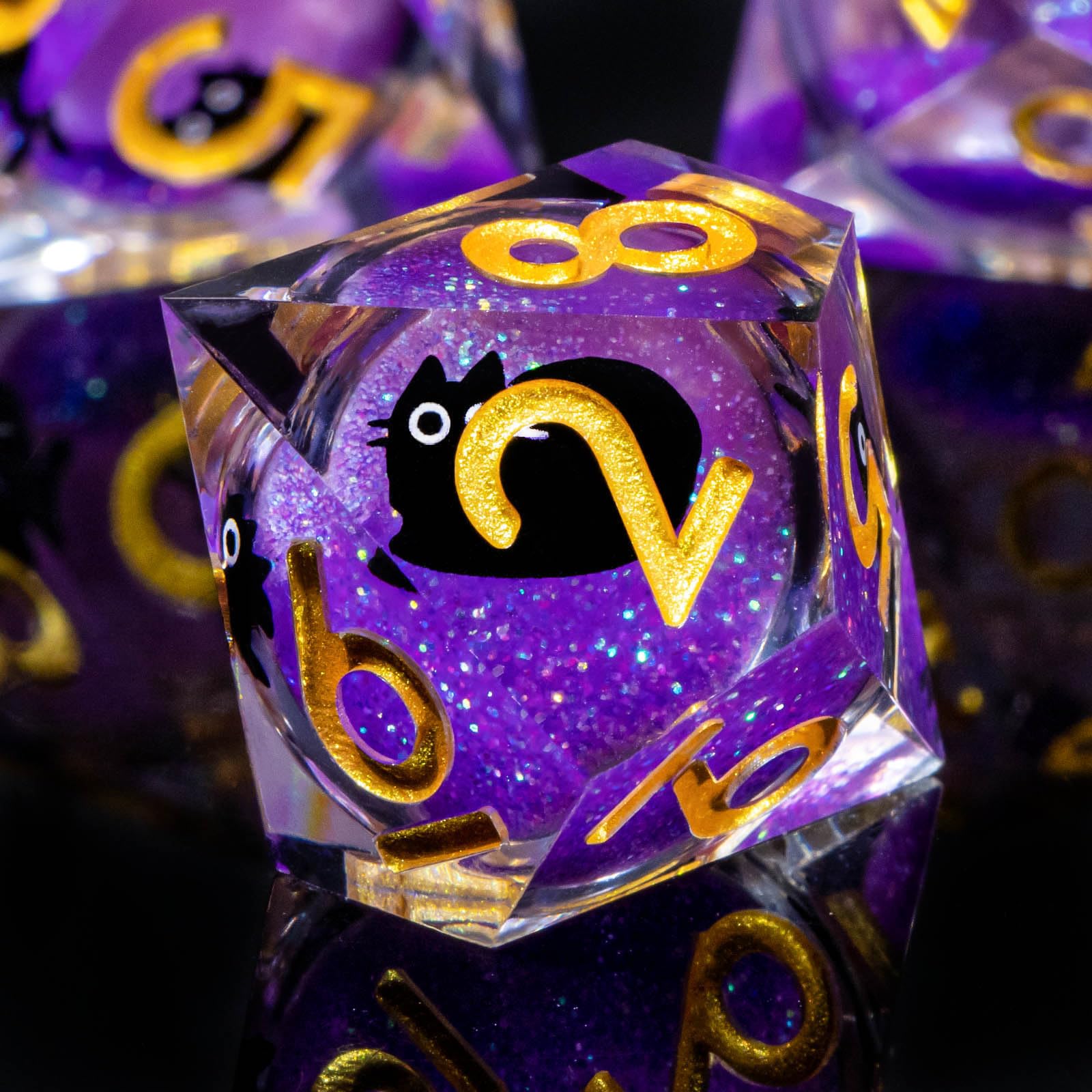 Roycevon resin dice set gift box protects dice during transport.