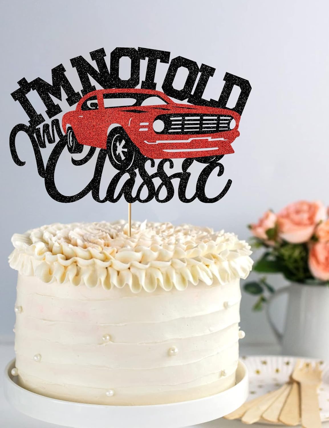 SALUTE Food-grade wooden sticks ensure sturdy placement on cakes.