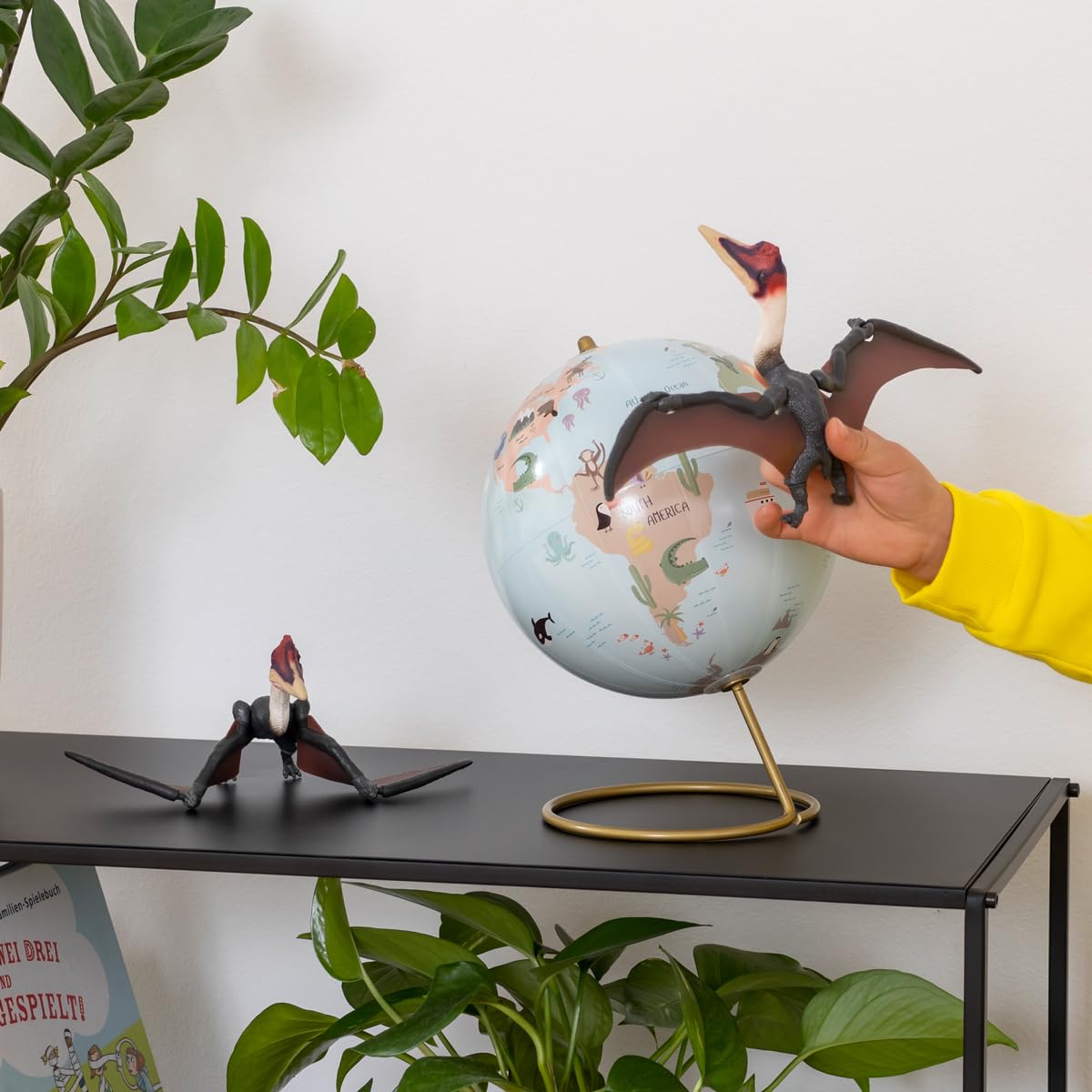 Schleich Quetzalcoatlus detailed sculpt enhances realistic dinosaur storytelling.