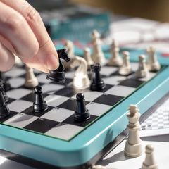 SCS Direct Grandmaster Chess Coach screen explains moves for quick learning.