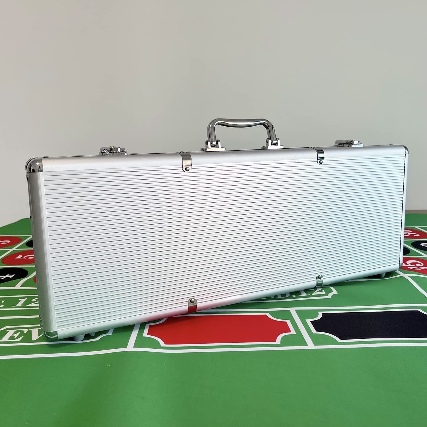 SEETOOOGAMES interior features black felt and space for 500 chips, two decks, and five dice.