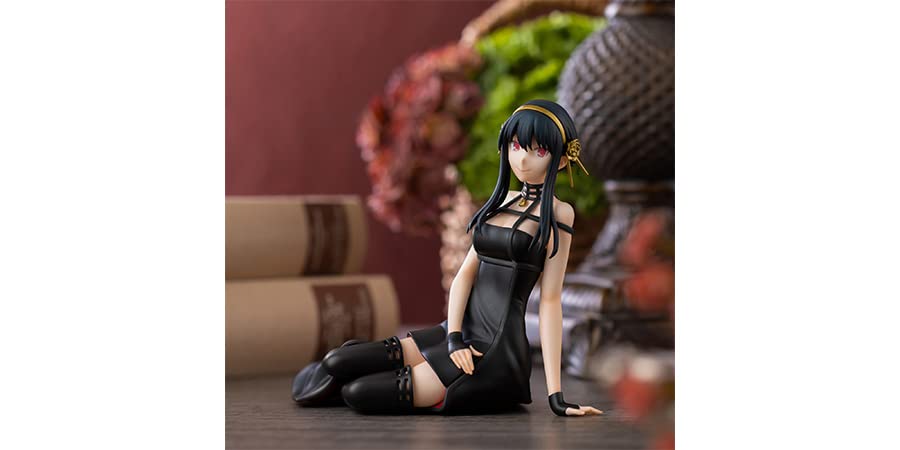 SEGA Spy x Family Yor Forger PM Perching Figure on display, ideal for desk decor and collection