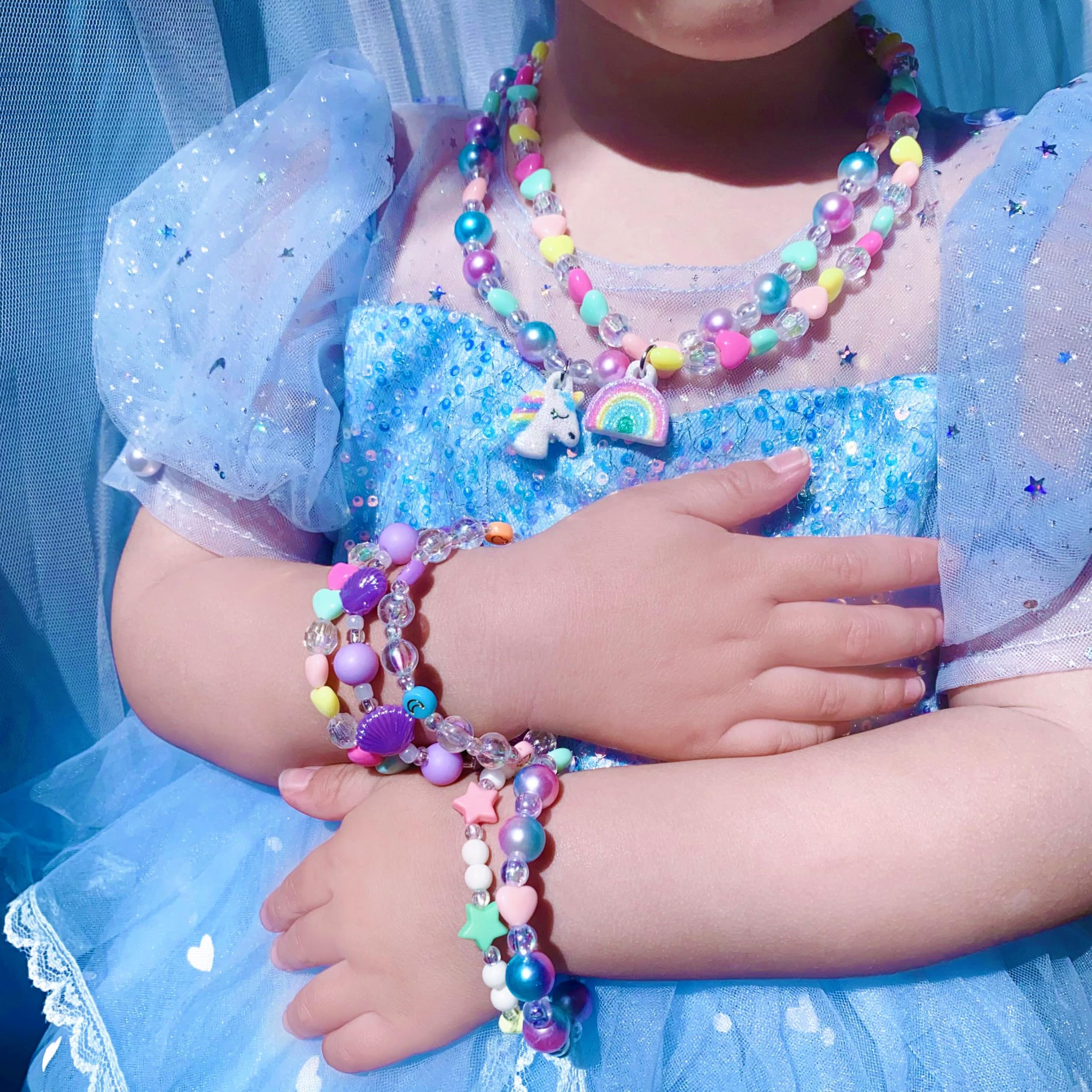 SIELEVIN star pendant set enhances princess-inspired looks for parties.