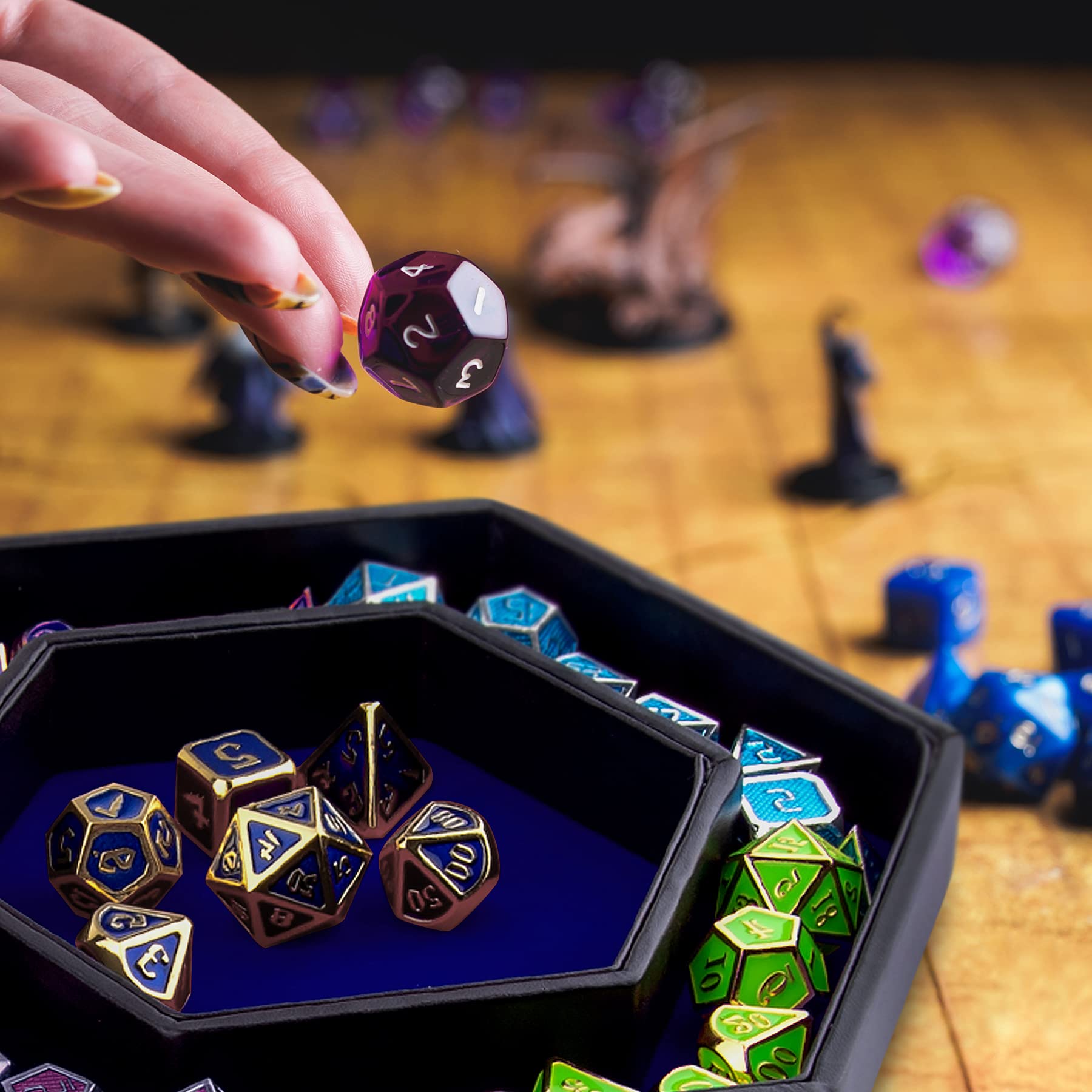 SIQUK compact dice tray keeps dice close at hand