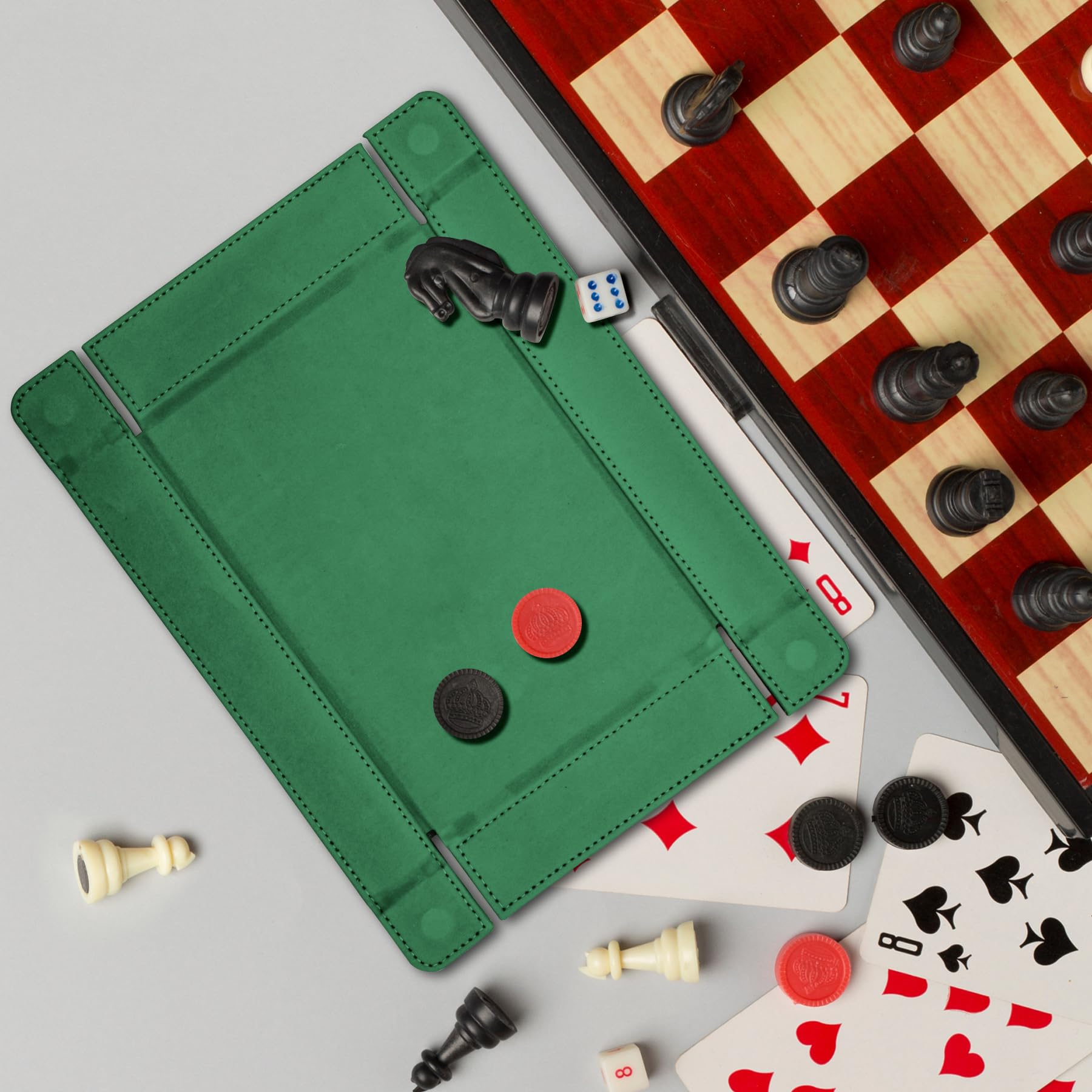 SIQUK magnetic closure keeps dice secure and tray compact between rounds.