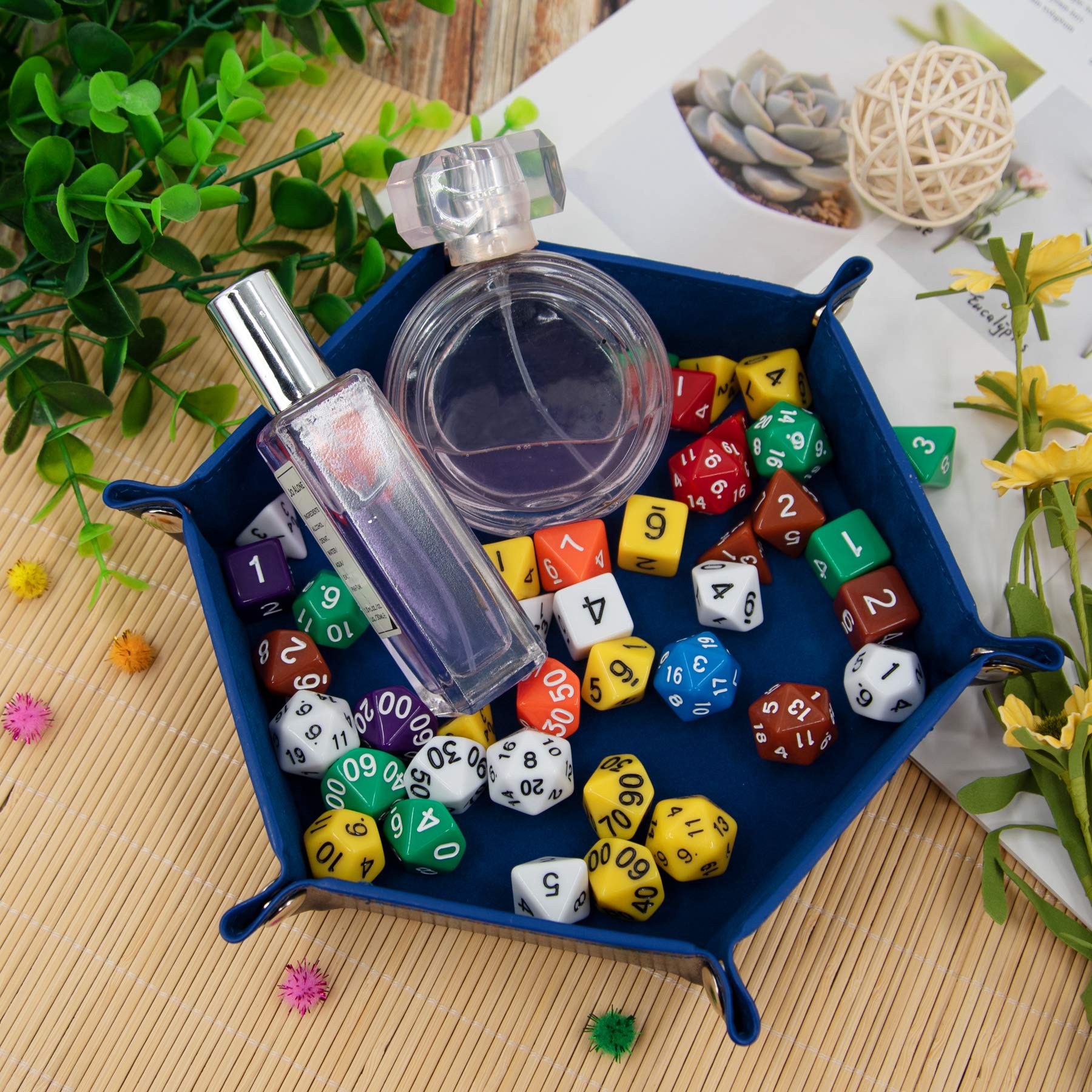 SIQUK dice tray velvet lining protects dice from scratches.