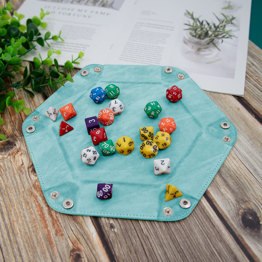 SIQUK velvet lining protects dice from scratches during play.