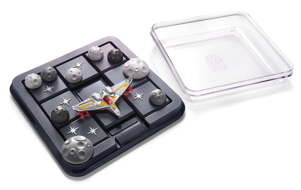SmartGames Asteroid Escape lid keeps puzzle setup secure during transit.