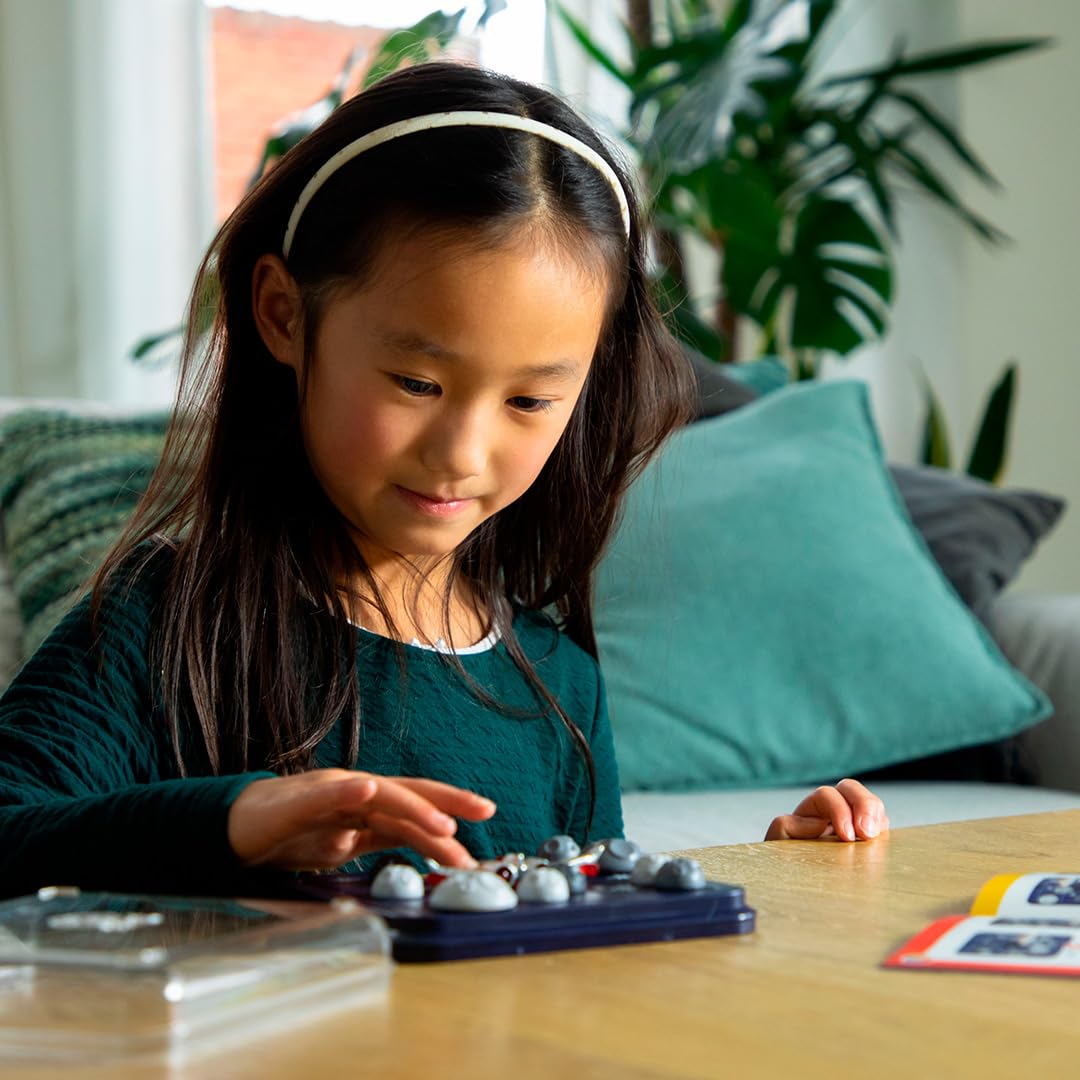 SmartGames Asteroid Escape travel-case keeps pieces organized for outings.
