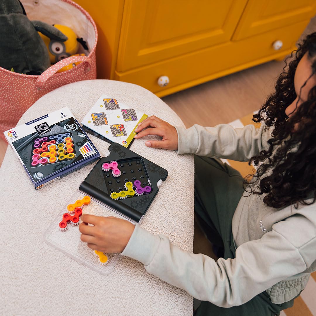SmartGames IQ Gears family-friendly gameplay sessions foster logical thinking and fun.