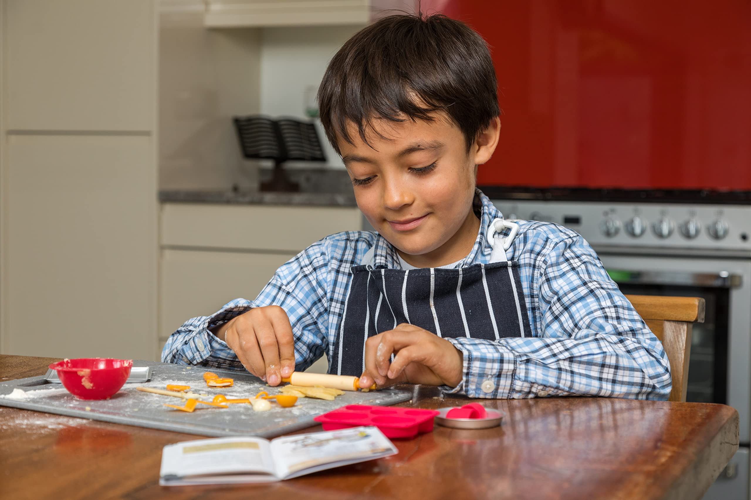 SmartLab silicone finger mitts provide grip and safety during mini baking