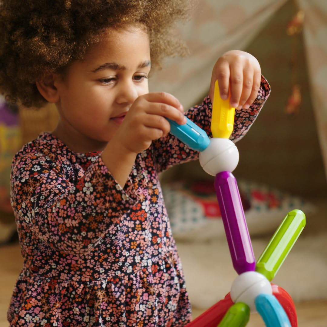 SmartMax Start Plus colorful bars enabling quick, tactile building for young builders.