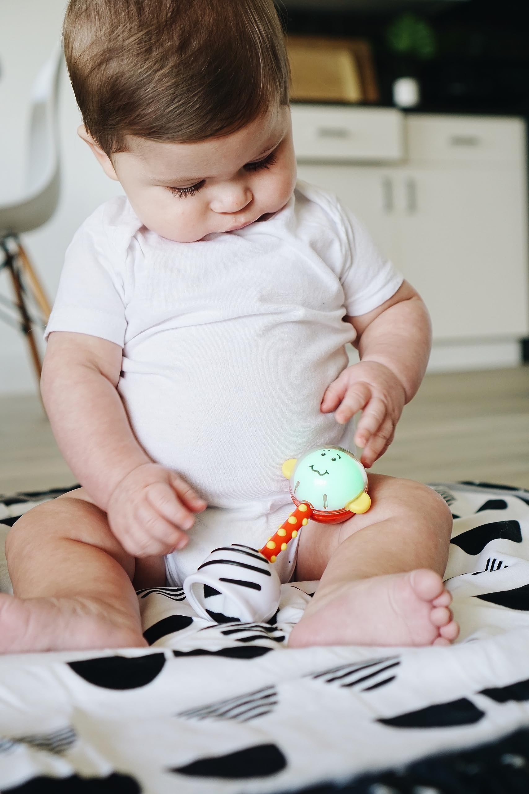 SmartNoggin NogginStik milestone guide assists parent-led learning activities.