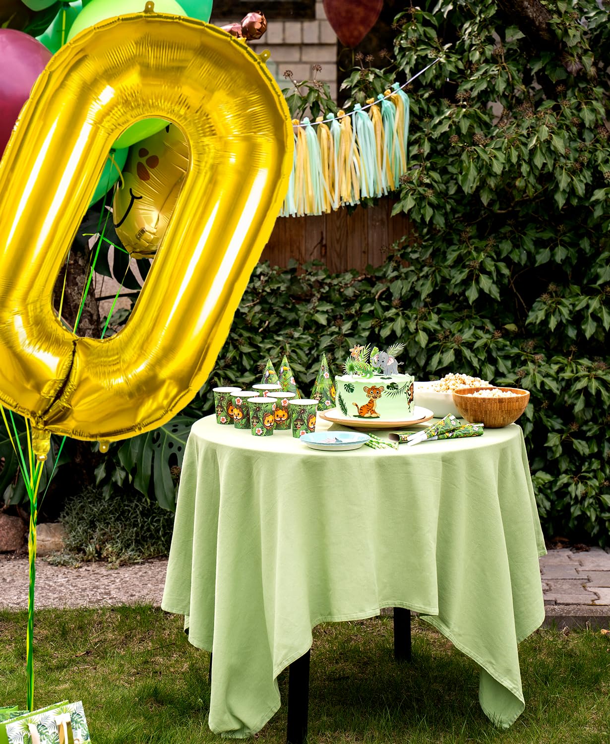 Smlpuame 40-inch number balloon 2 creates a striking centerpiece for photos.