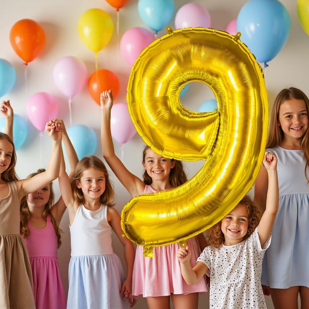 Smlpuame 40-inch number balloon 3 gold enhances event photography.