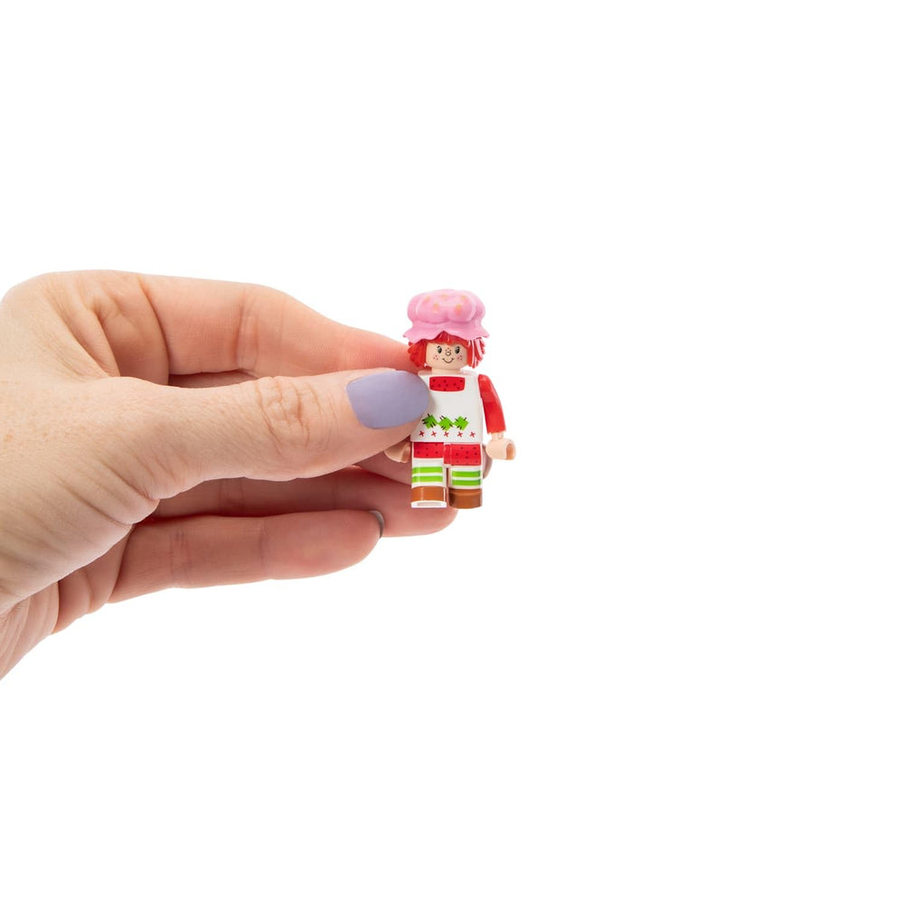 Snap & Switch Strawberry Shortcake pastries enhance storytelling and construction fun