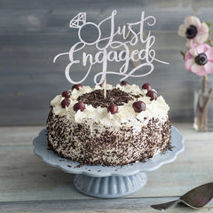 Sodasos shimmering glitter finish adds a luxurious romantic touch.