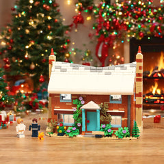 Spaciolo Holiday Cottage gift-ready set ideal for adults or movie fans.
