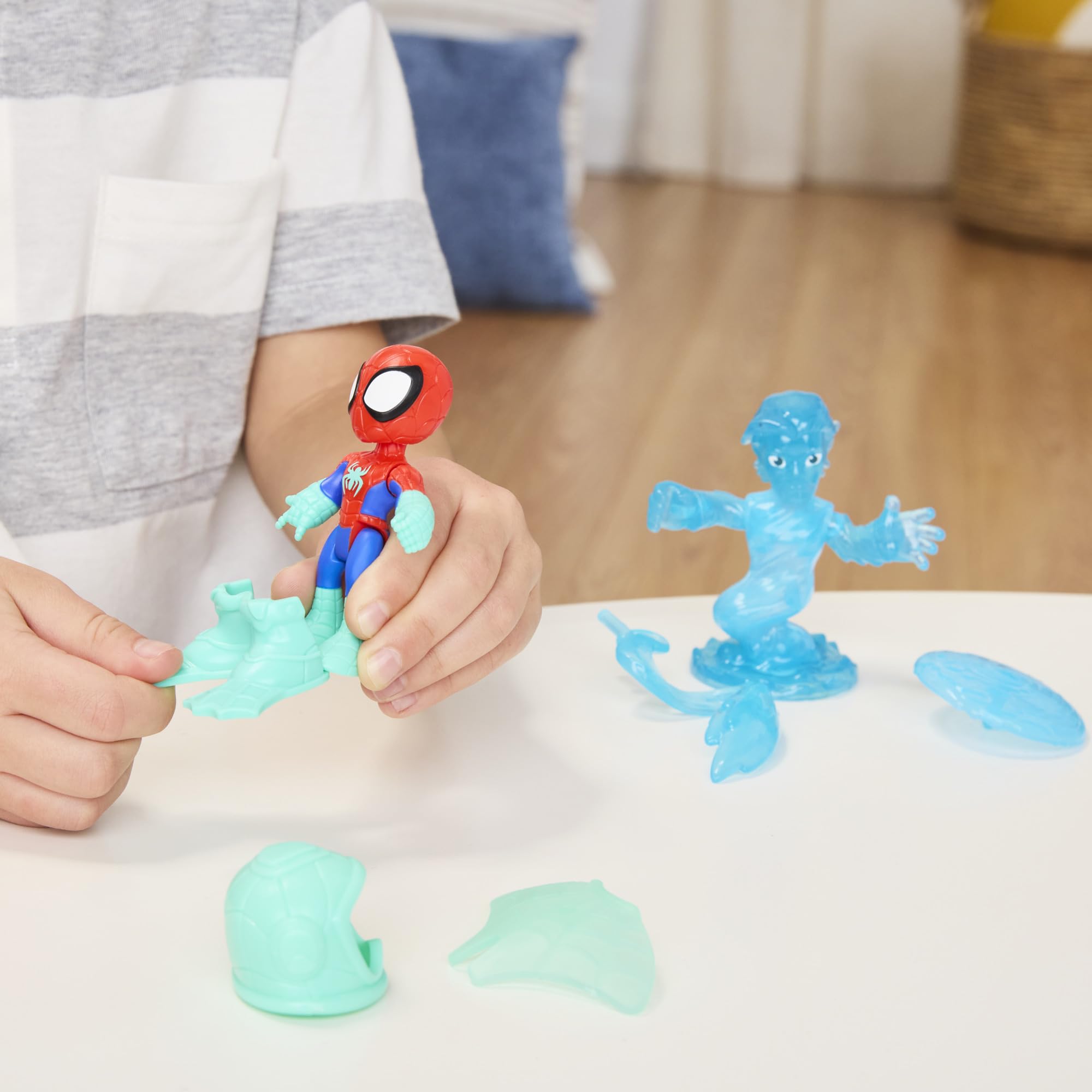 Spidey Water-Webs dive helmet adds helmeted underwater play.