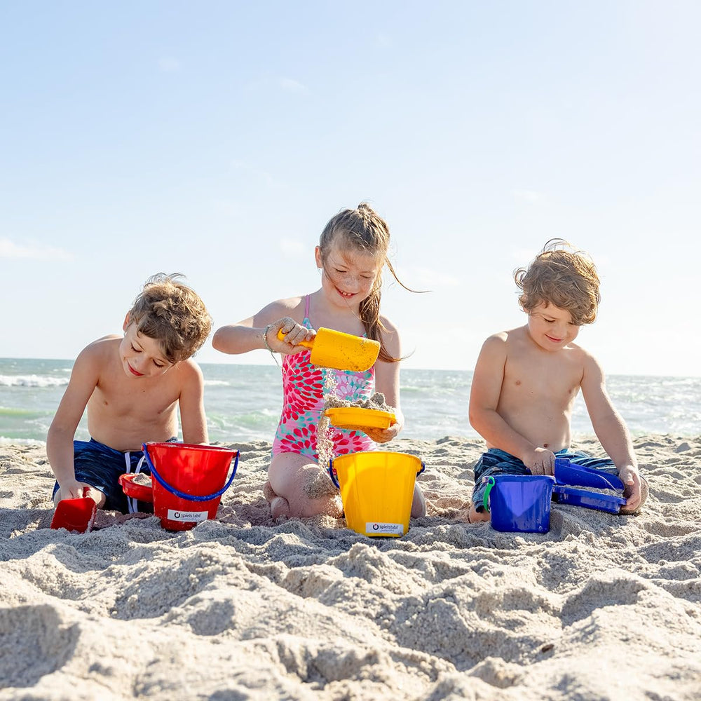 Spielstabil large sand pail on the beach scene shows easy setup for quick play.