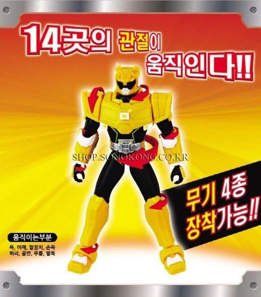 SSmall Miniforce Max weapon set enhances combat-ready poses.