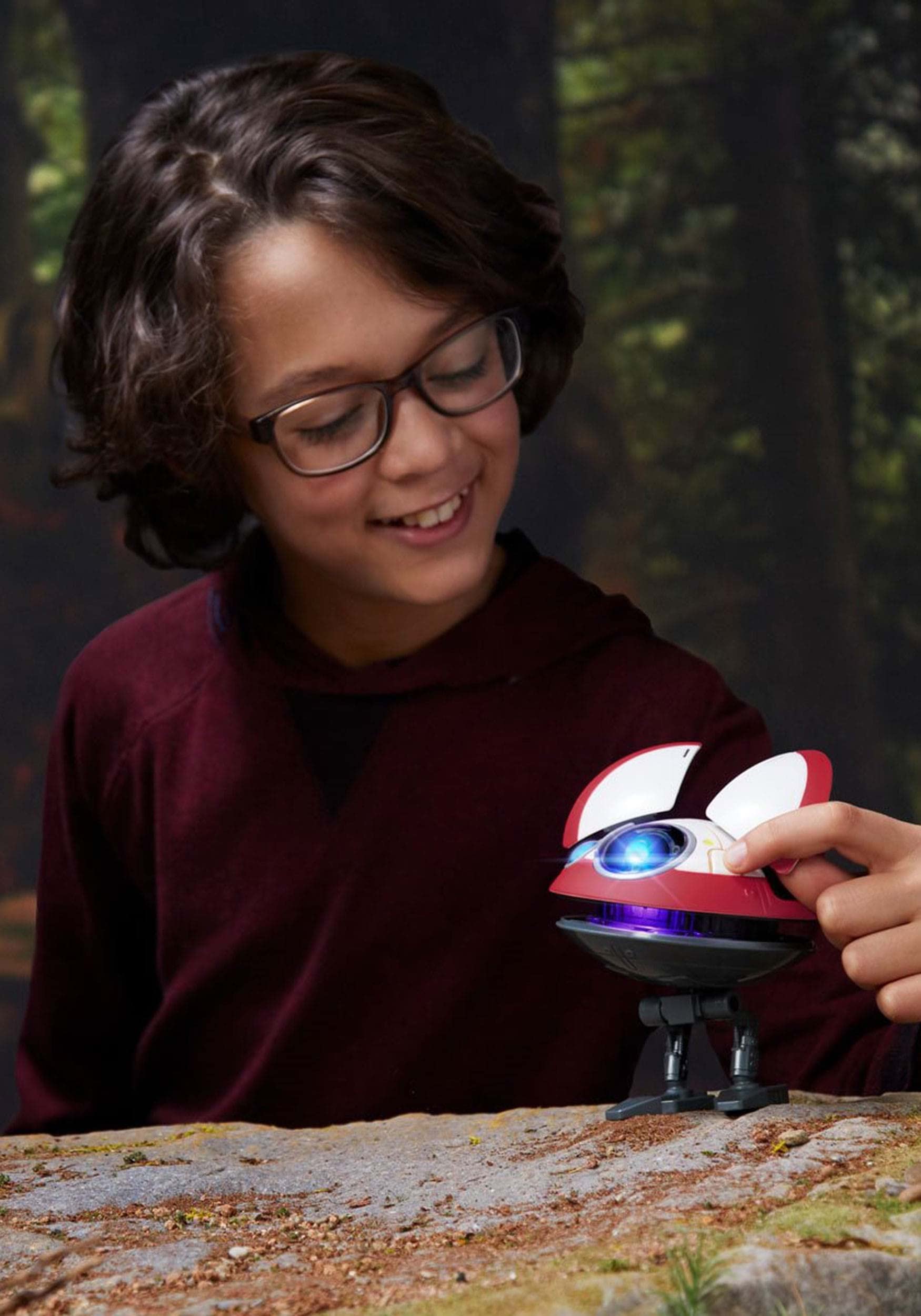 STAR WARS Lola droid eye and mouth lights illuminate during action play.