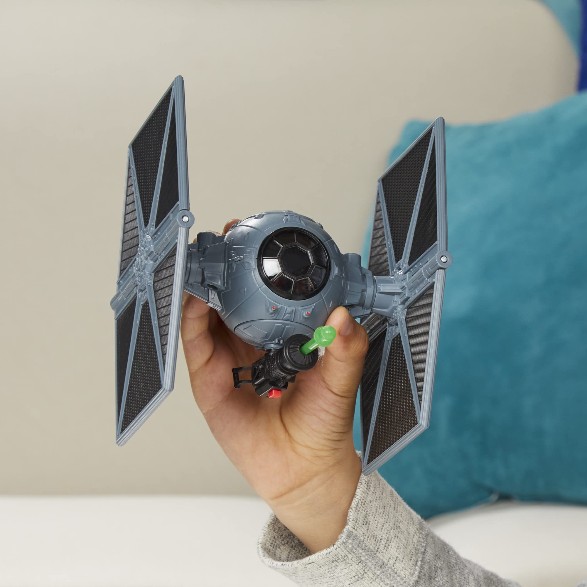 STAR WARS Mission Fleet 2.5-inch scale figure fits classic playsets.